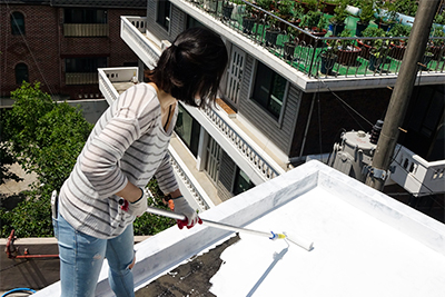 ▲십년후 연구소의 '화이트루프 쿨 시티'  프로젝트 활동으로 옥탑방 옥상에  페인트를 칠하는 모습(김진선 연구원 제공)