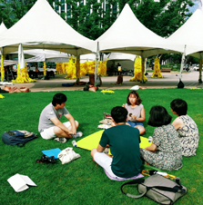 시청광장에 노란테이블보를 펼치다